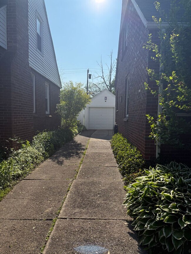 Building Photo - Charming 3 bedroom 1.5 bath in Amherst :