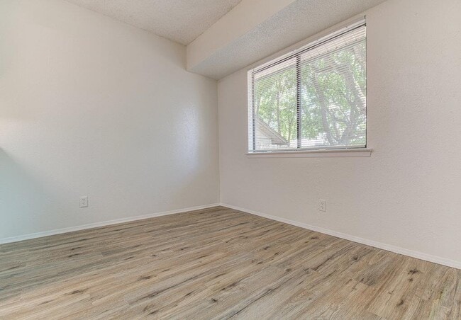 Building Photo - 10105 Woodland Village Dr