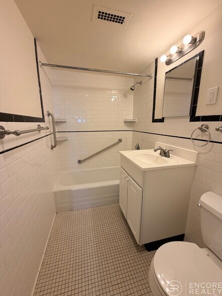 Building Photo - 16 Monmouth Ct