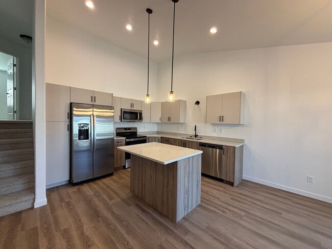 Building Photo - 3 Bedroom 3 Bathroom Townhomes