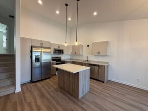 Building Photo - 3 Bedroom 3 Bathroom Townhomes