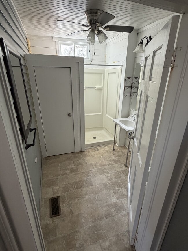 Building Photo - 411 Latham Ln