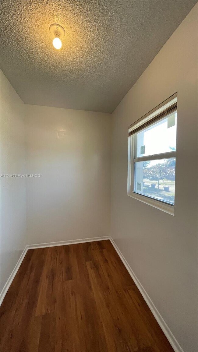 Building Photo - 918 SW 74th Ave