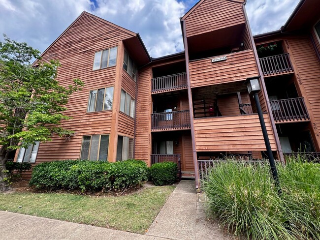 Building Photo - Gorgeous Condo right off Shore Dr, a stree...