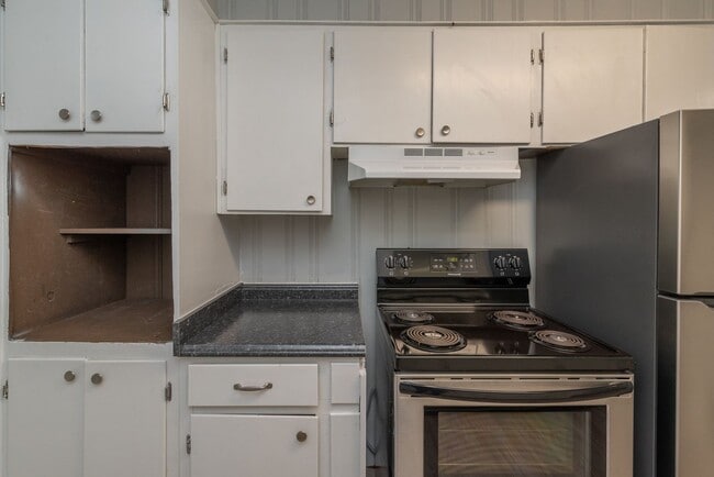 Building Photo - 3 bed/1.5 bath single-family home, with en...