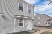 Building Photo - 702 S Hamilton Rd