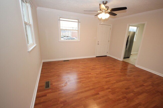 Building Photo - Renovated 2 Bedroom, 1 Bath Single-Family Home