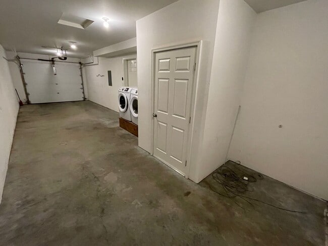 Building Photo - 1550 N Tinitun Cir