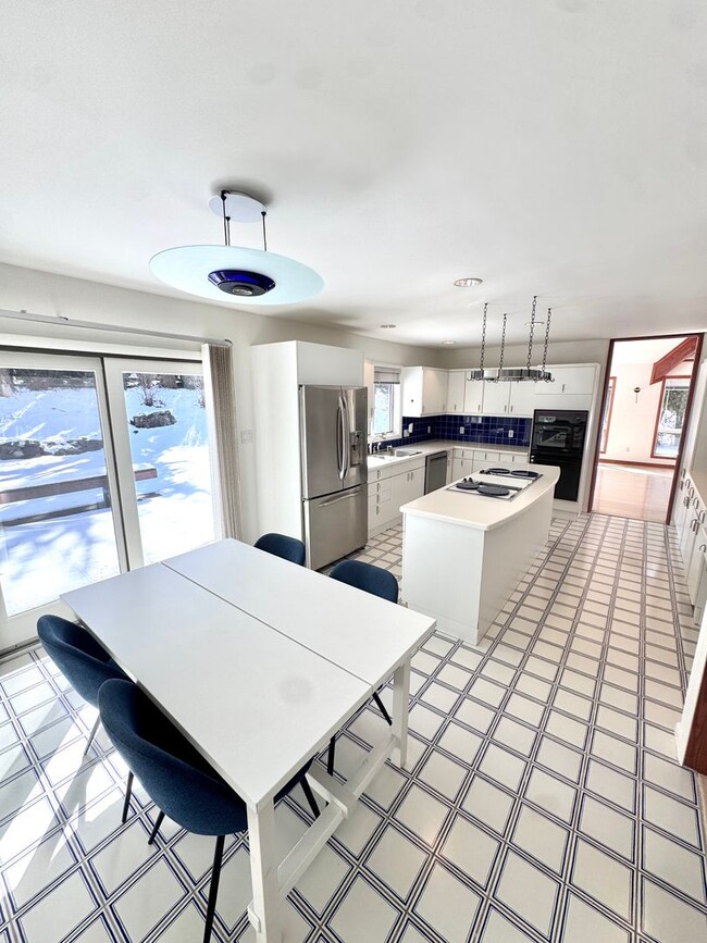 Building Photo - GRAND FIVE BEDROOM HOME