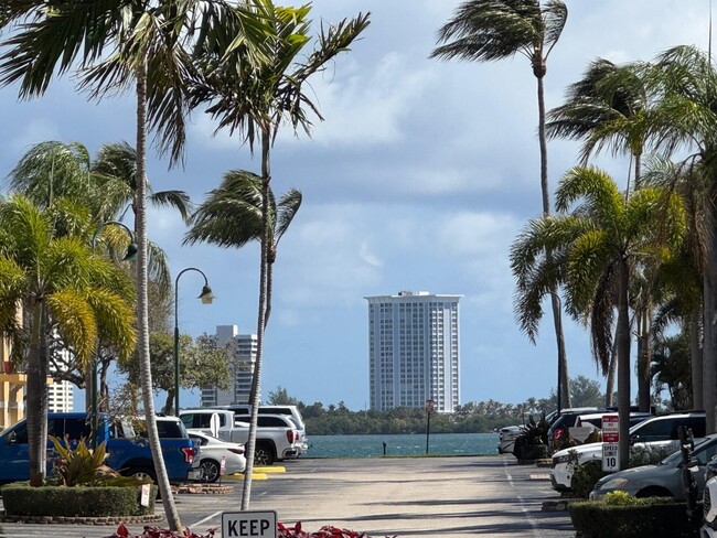 Building Photo - 1010 Lake Shore Dr