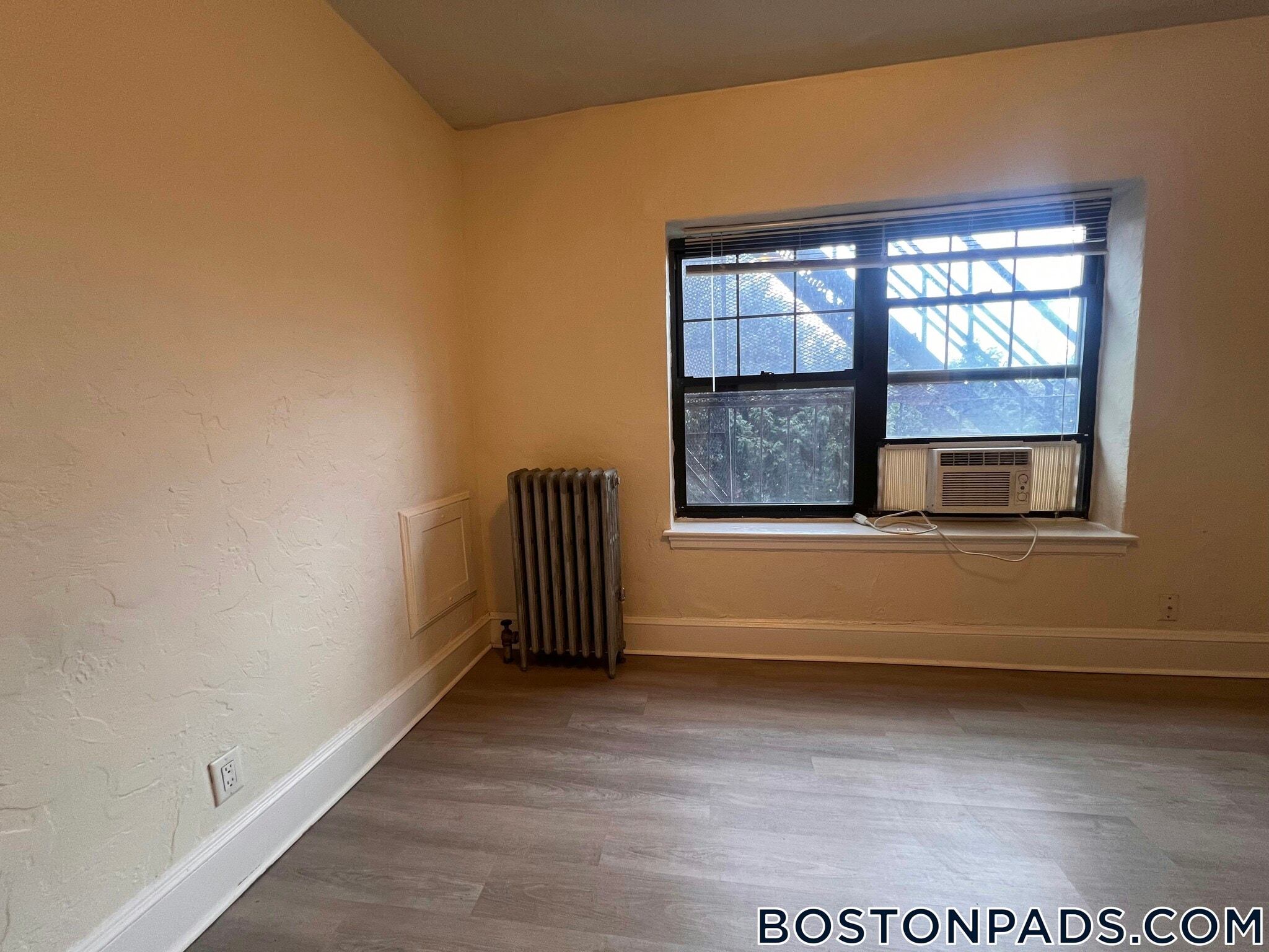 Building Photo - 2 Elmwood Ave