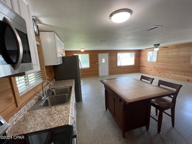 Building Photo - 305 Tarpon St