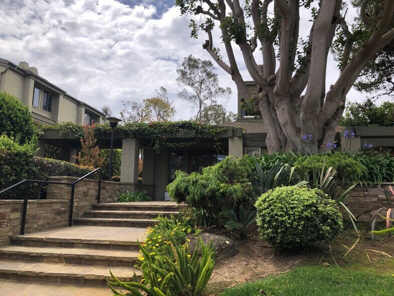 Building Photo - 3275 Caminito Eastbluff