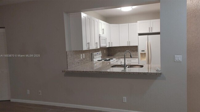 Building Photo - 1165 Golden Lakes Blvd