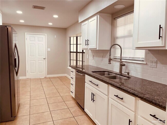 Building Photo - 21 Bluebird Ave