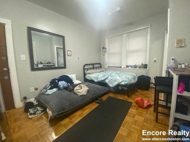 Building Photo - 40 Anderson St