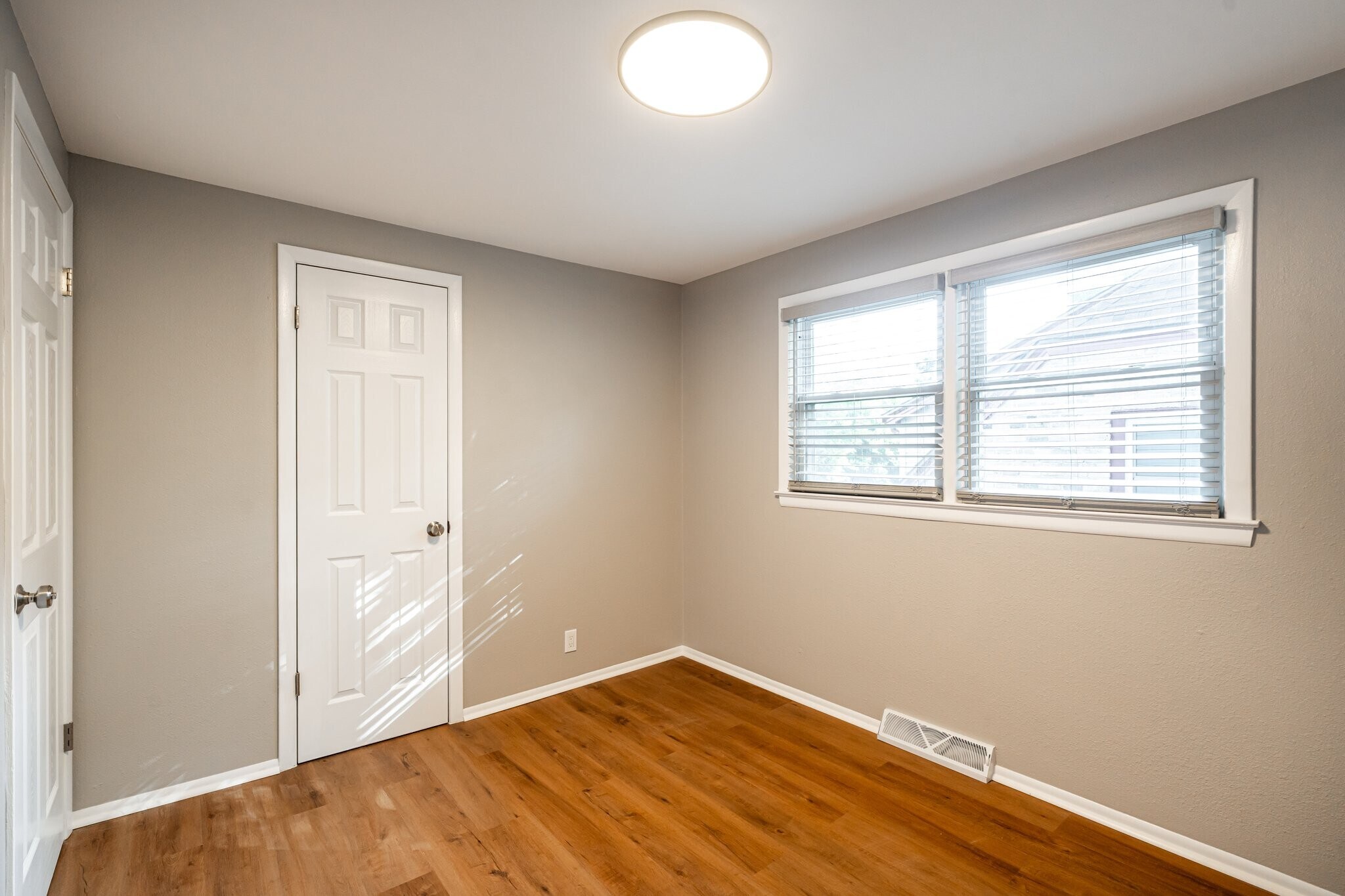 Building Photo - 4956 W Midland Dr