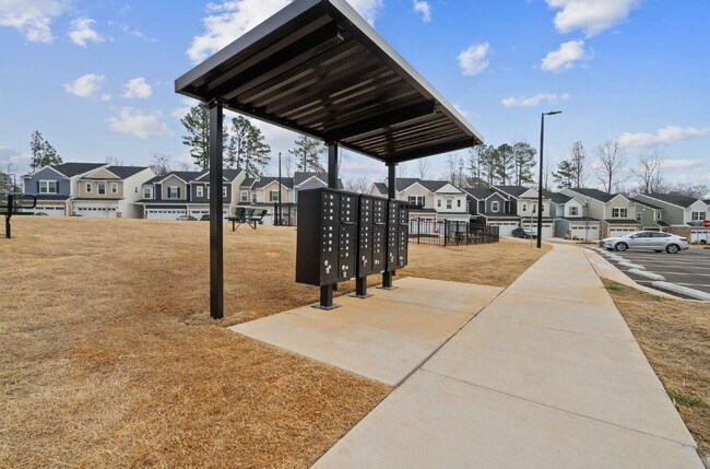 Building Photo - Spacious 3-Bed Townhouse w/ Two Car Garage