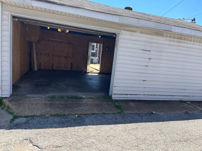 Garage - 4915 Loughborough Ave