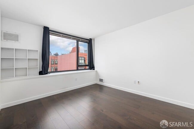 Building Photo - 250 King St