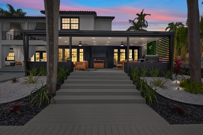 Building Photo - 516 Royal Plaza Dr