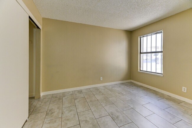 Building Photo - 2125 Sun Ave