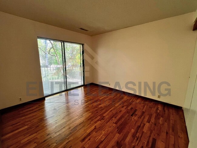 Building Photo - 4870 SW Skyline Pkwy