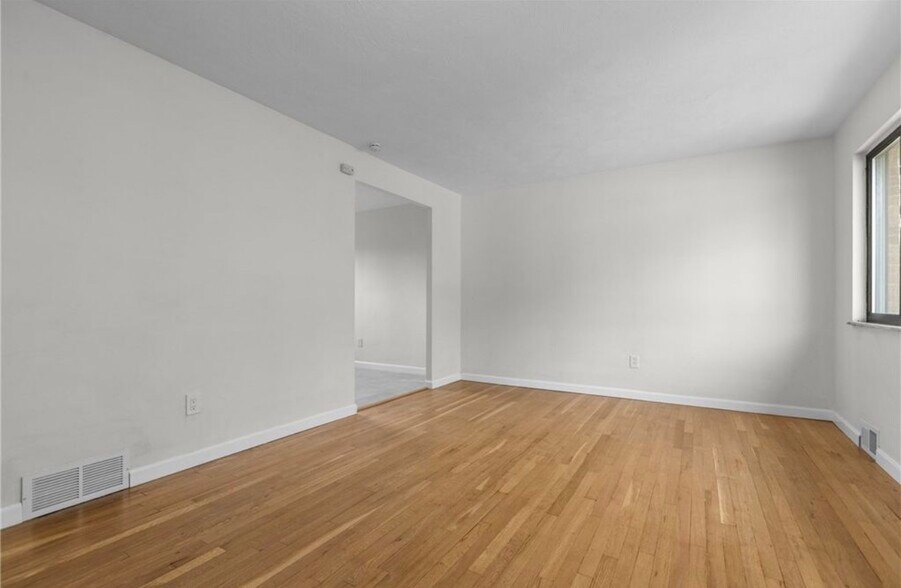 Building Photo - 548B Firethorne Dr