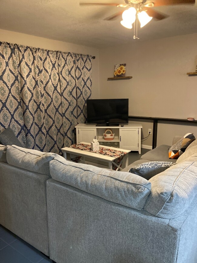 Building Photo - 1933 Madison Ave