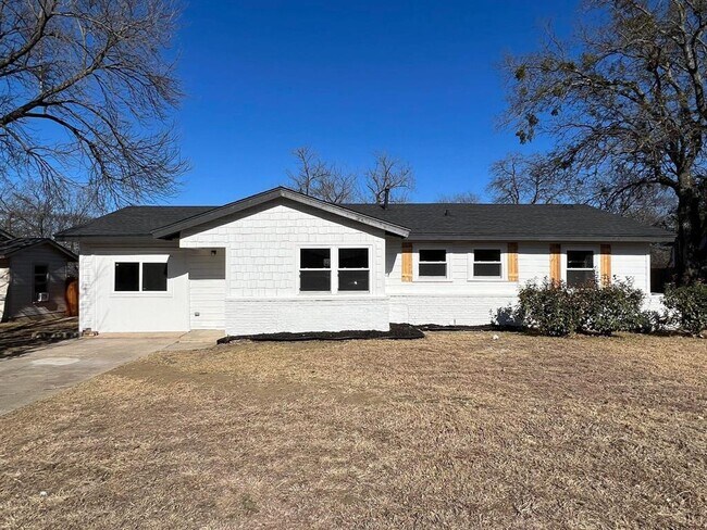 Building Photo - 411 Hillcrest St