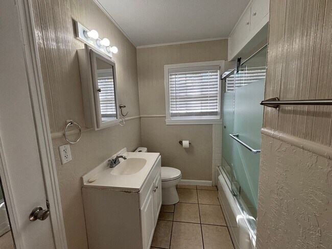 Building Photo - 3 Bedroom 2 Bath with Separate Mother in Law Suite