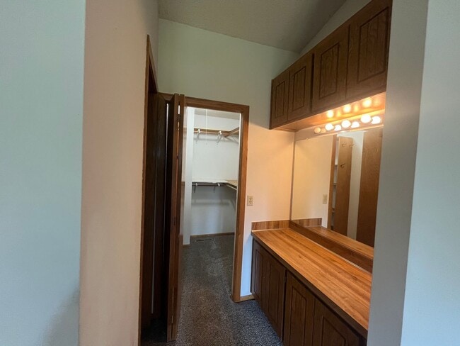 Building Photo - Don't pass up this corner lot unit with 3 ...