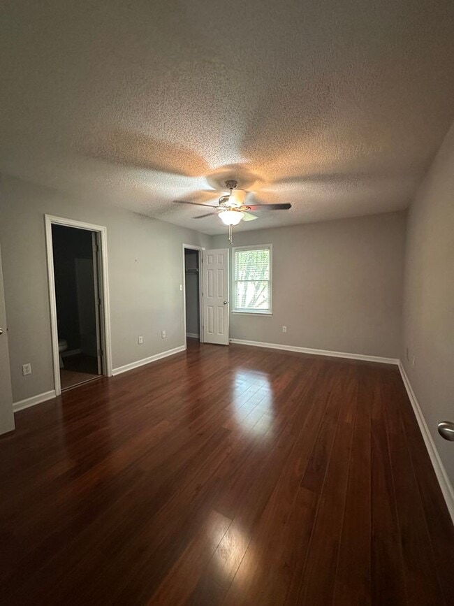 Building Photo - 2 bedroom, 2 1/2 bathroom condo