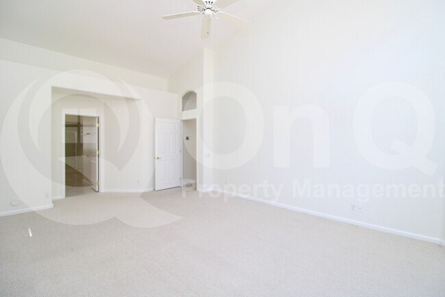 Building Photo - 902 E Desert Flower Ln