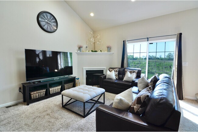 Building Photo - 4481 Bridgeview Ln