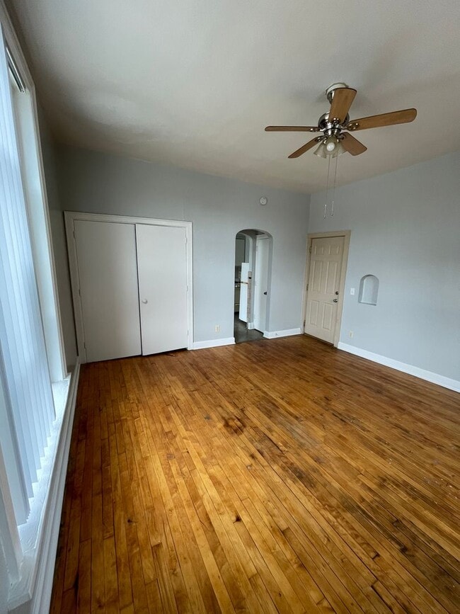 Building Photo - Large one room efficiency with large kitchen