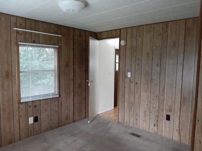 Building Photo - 3 Bedroom 1.5 Bath Mobile Home w/ Washer&D...