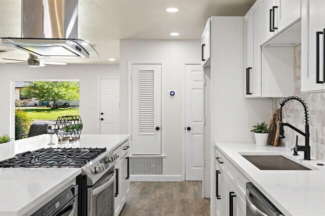 Building Photo - 6910 Rufus Dr