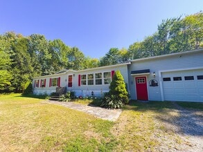 Building Photo - Quaint 2 Bed 2 Bath Home