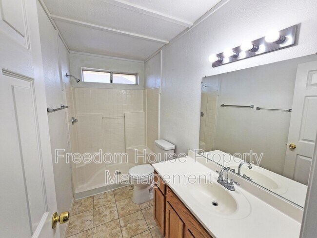 Building Photo - 2321 E Calvada Blvd