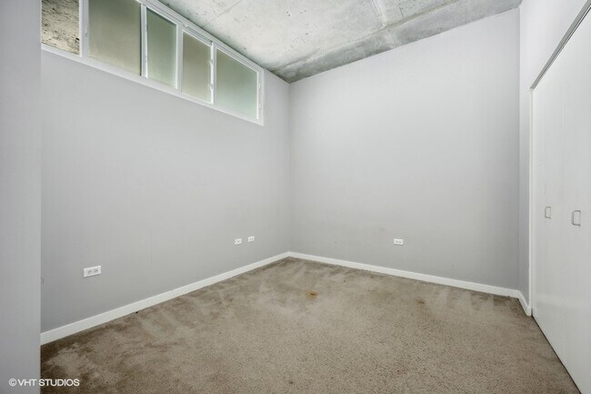 Building Photo - 235 W Van Buren St