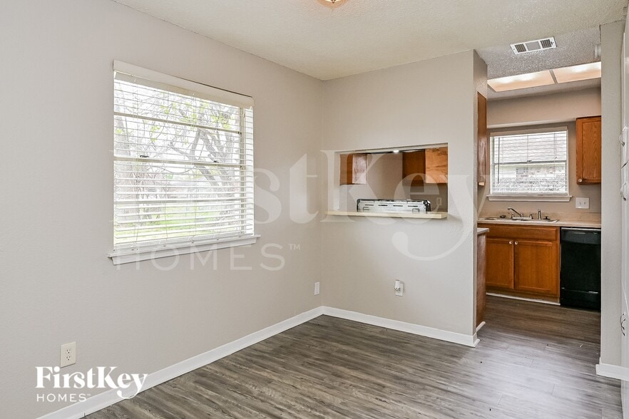 Building Photo - 4927 Kilkenny Dr