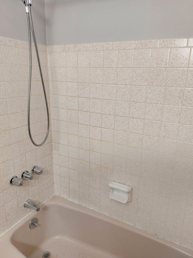 Building Photo - 3 bedroom 1.5 bath home with attached 1 ca...