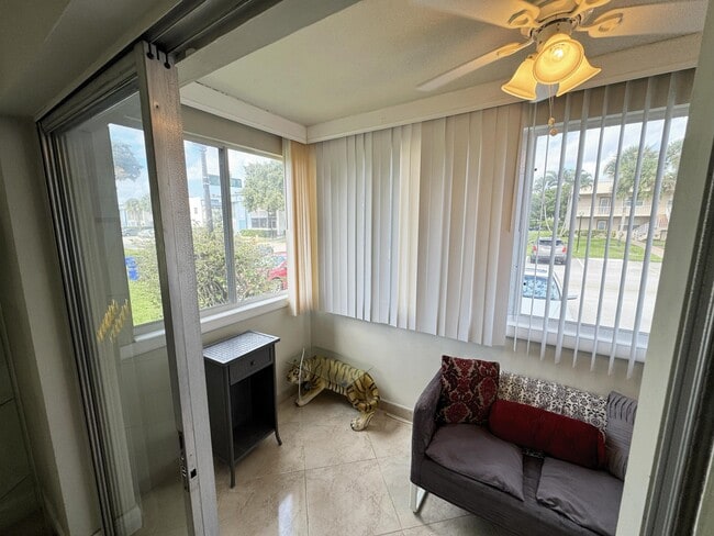 Building Photo - 984 Normandy Ln
