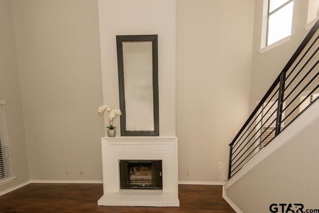 Building Photo - 5903 Hollytree Dr