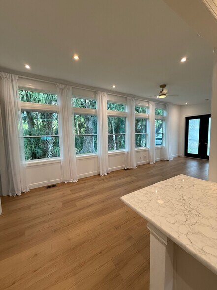 Building Photo - 507 Lake Dr