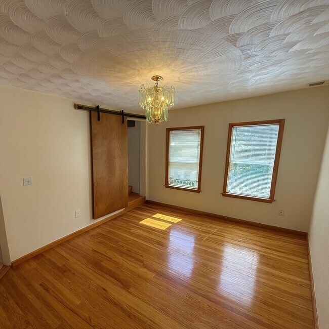 Building Photo - 83 Putnam St