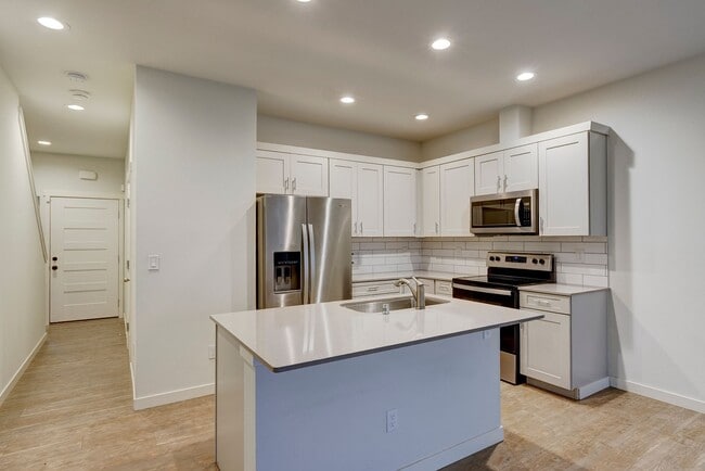 Building Photo - 3 Bedroom/2 Bath  townhouse in Kettlecove community