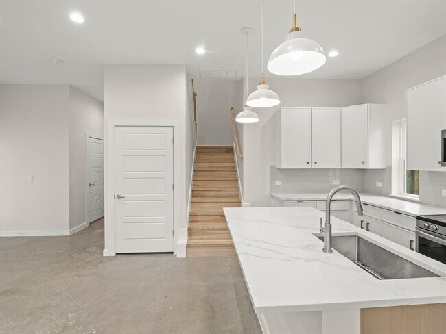 Building Photo - 1165 Nickols Ave