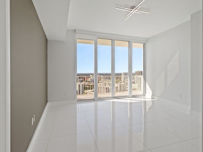 Building Photo - 2020 N Bayshore Dr